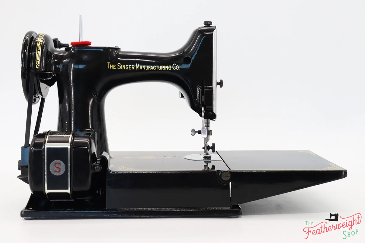 Singer Featherweight 221 Sewing Machine, AK620*** - Image 6