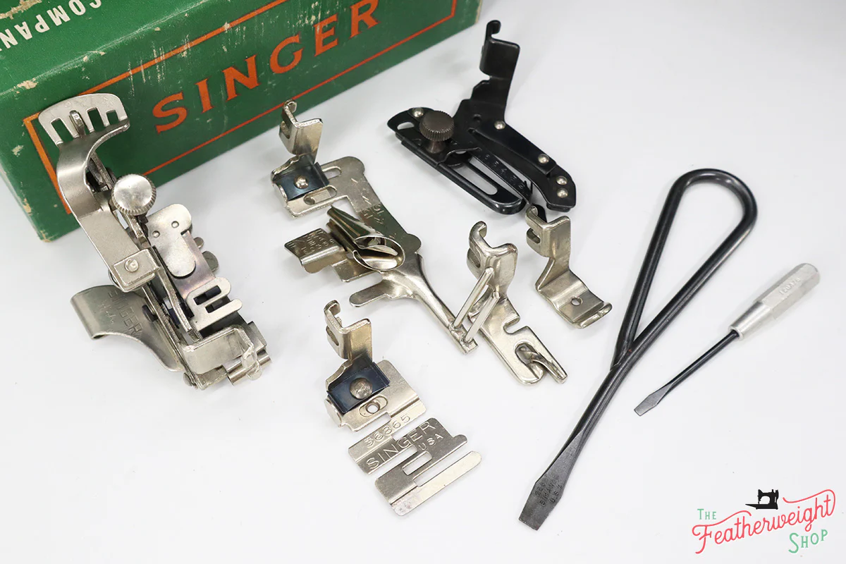 Singer Featherweight 221 Sewing Machine, AK7740** Grade 9- - Image 2