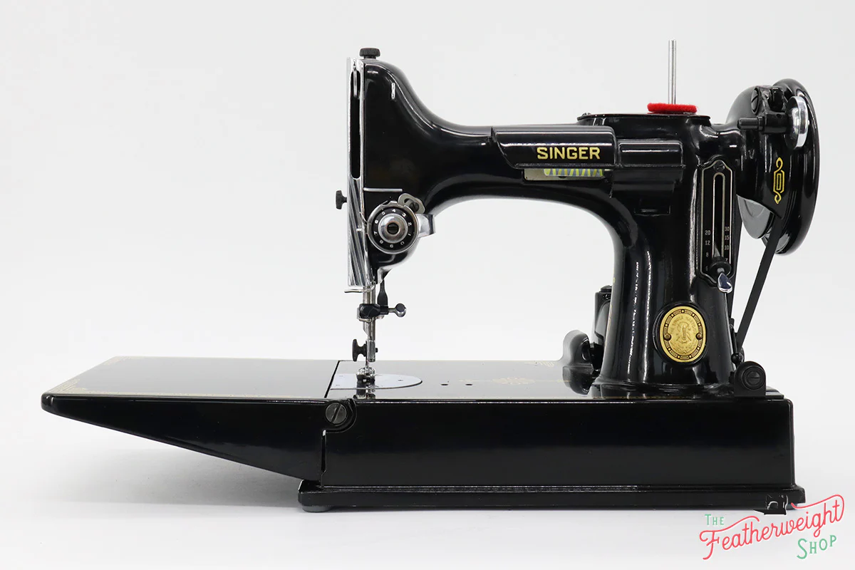 Singer Featherweight 221 Sewing Machine, AK7740** Grade 9- - Image 3