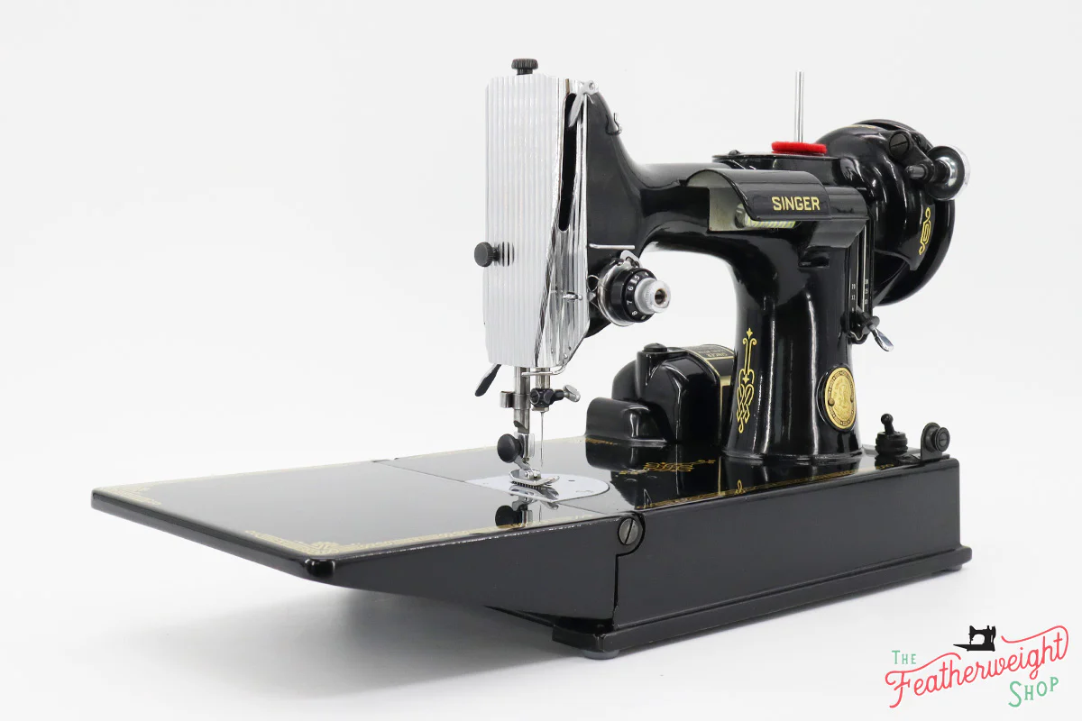 Singer Featherweight 221 Sewing Machine, AK7740** Grade 9- - Image 4