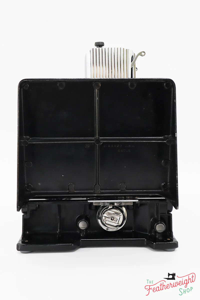 Singer Featherweight 221 Sewing Machine, AK7740** Grade 9- - Image 5