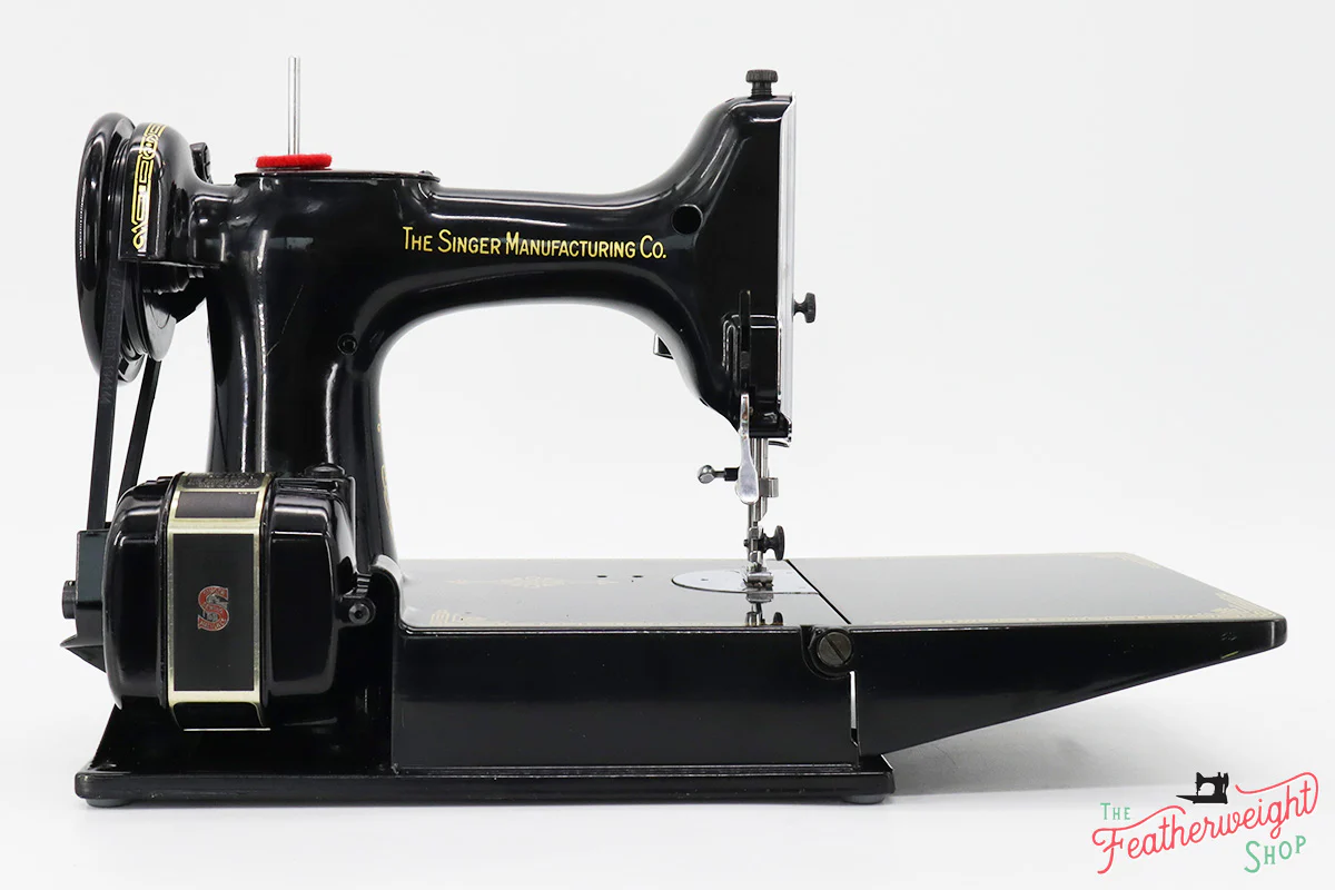 Singer Featherweight 221 Sewing Machine, AK7740** Grade 9- - Image 7