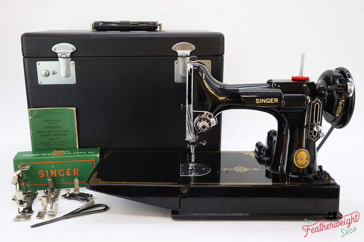 Singer Featherweight 221 Sewing Machine, AK7911** - Image 2