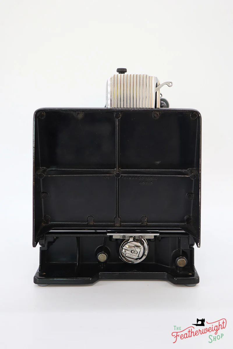 Singer Featherweight 221 Sewing Machine, AK7911** - Image 5