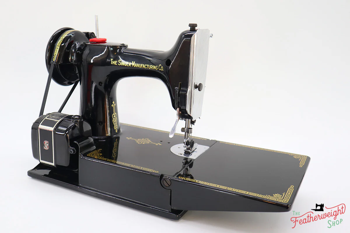 Singer Featherweight 221 Sewing Machine, AK7911** - Image 6