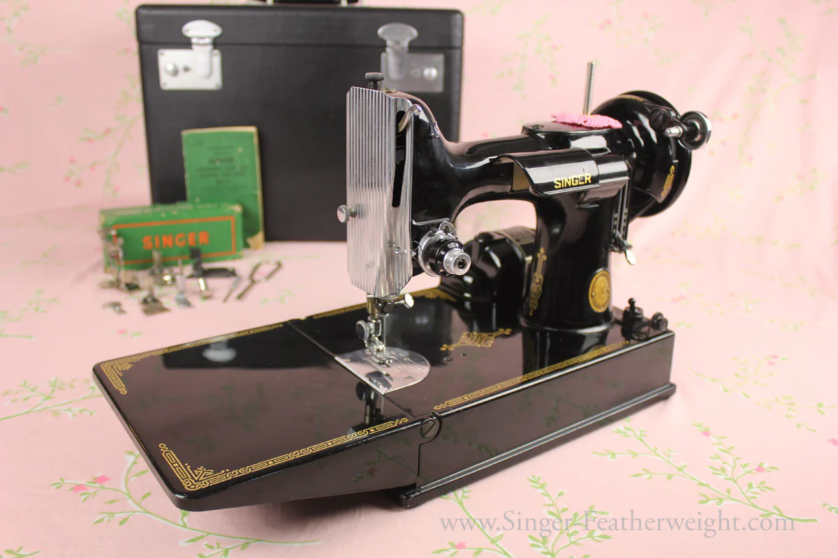 Singer Featherweight 221 Sewing Machine, AL412*** - Image 2