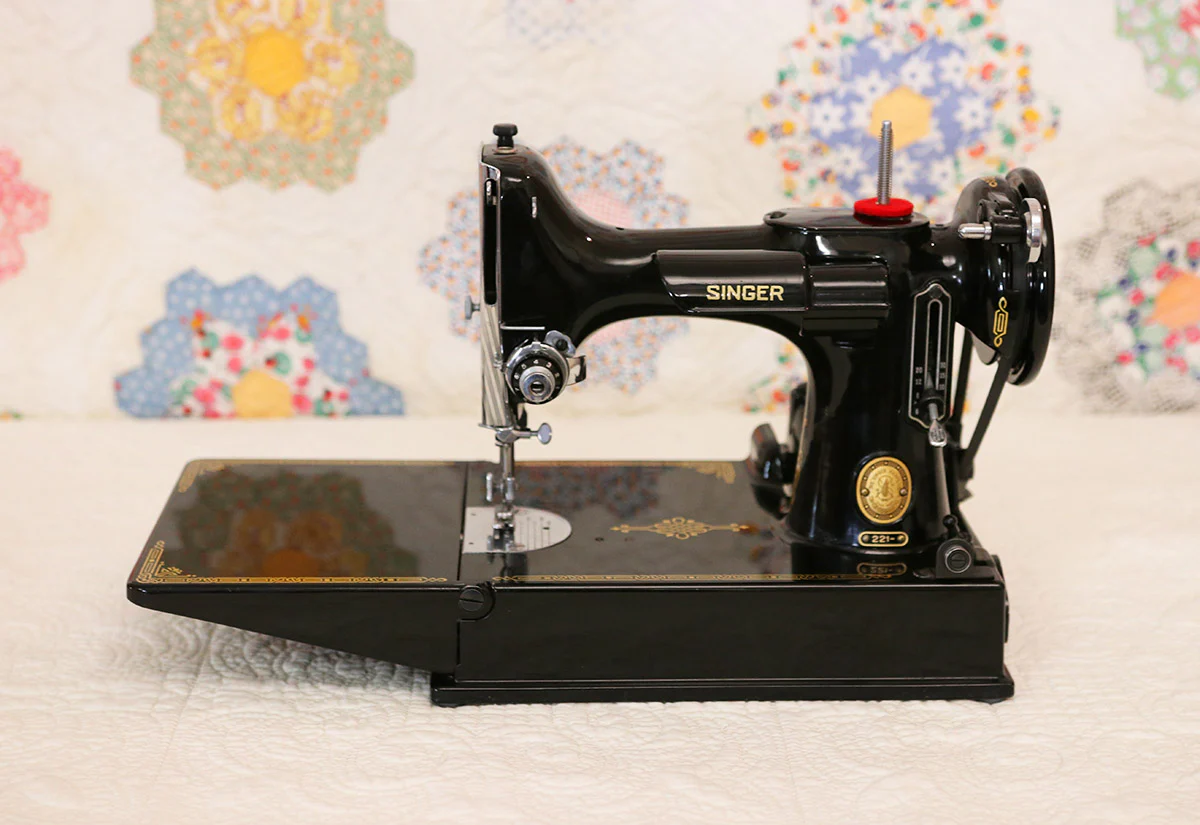 Singer Featherweight 221 Sewing Machine, AL541*** - Image 2