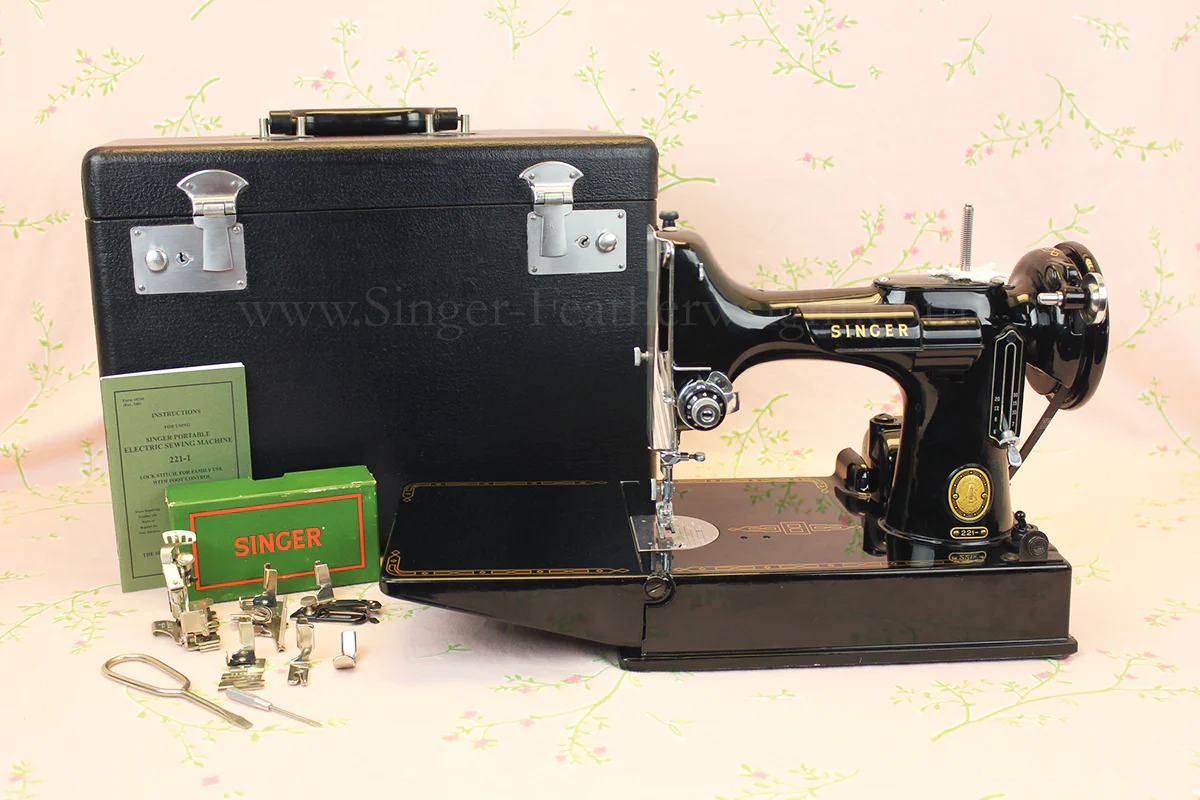 Singer Featherweight 221 Sewing Machine, AL565*** - Image 12