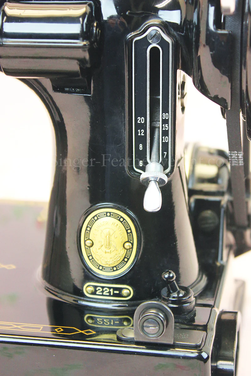 Singer Featherweight 221 Sewing Machine, AL565*** - Image 8