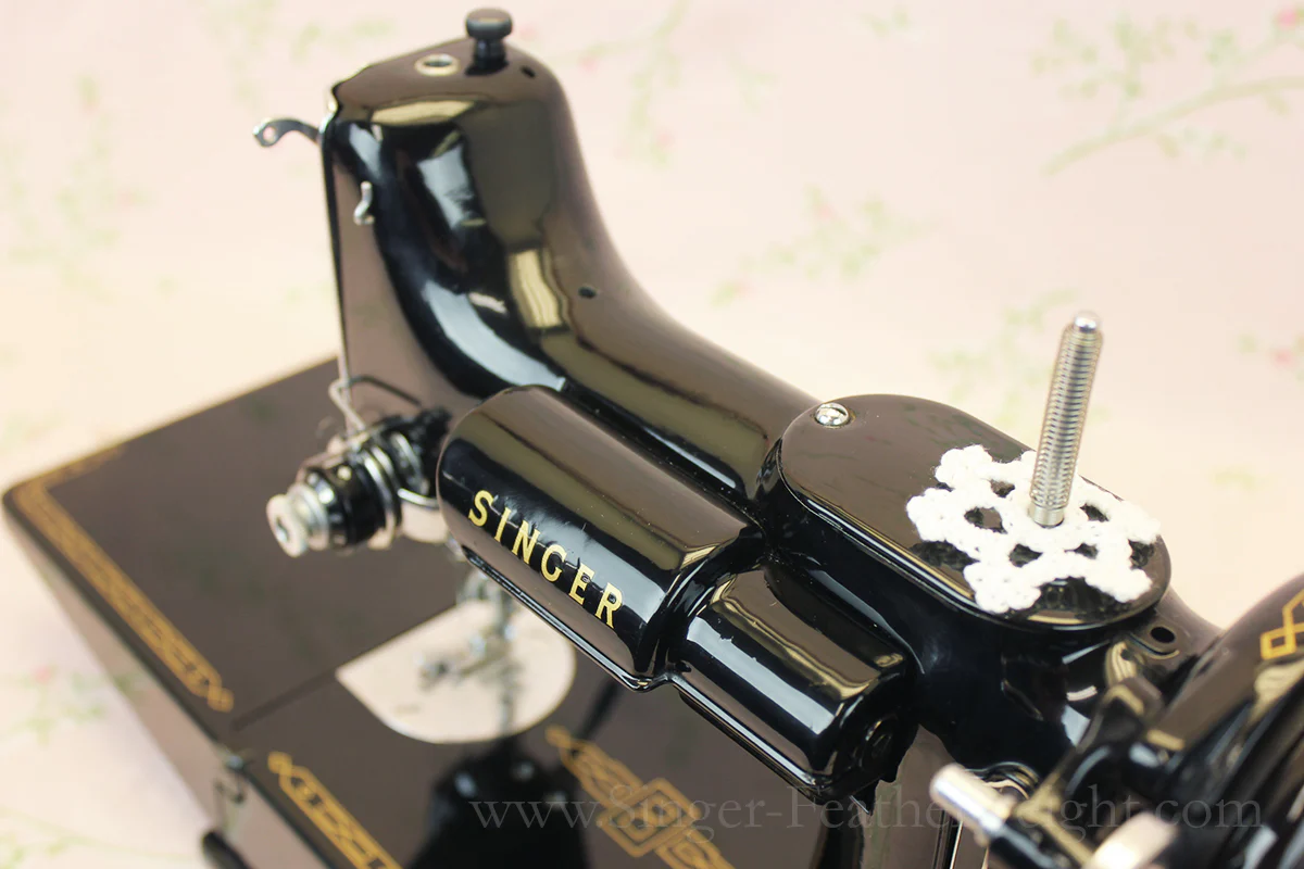 Singer Featherweight 221 Sewing Machine, AL565*** - Image 9