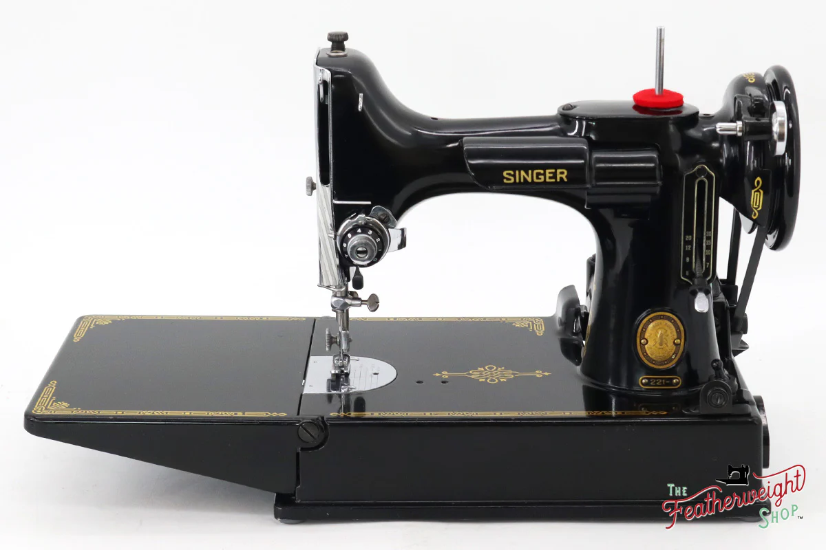 Singer Featherweight 221 Sewing Machine, AL567*** - 1953 - Image 2