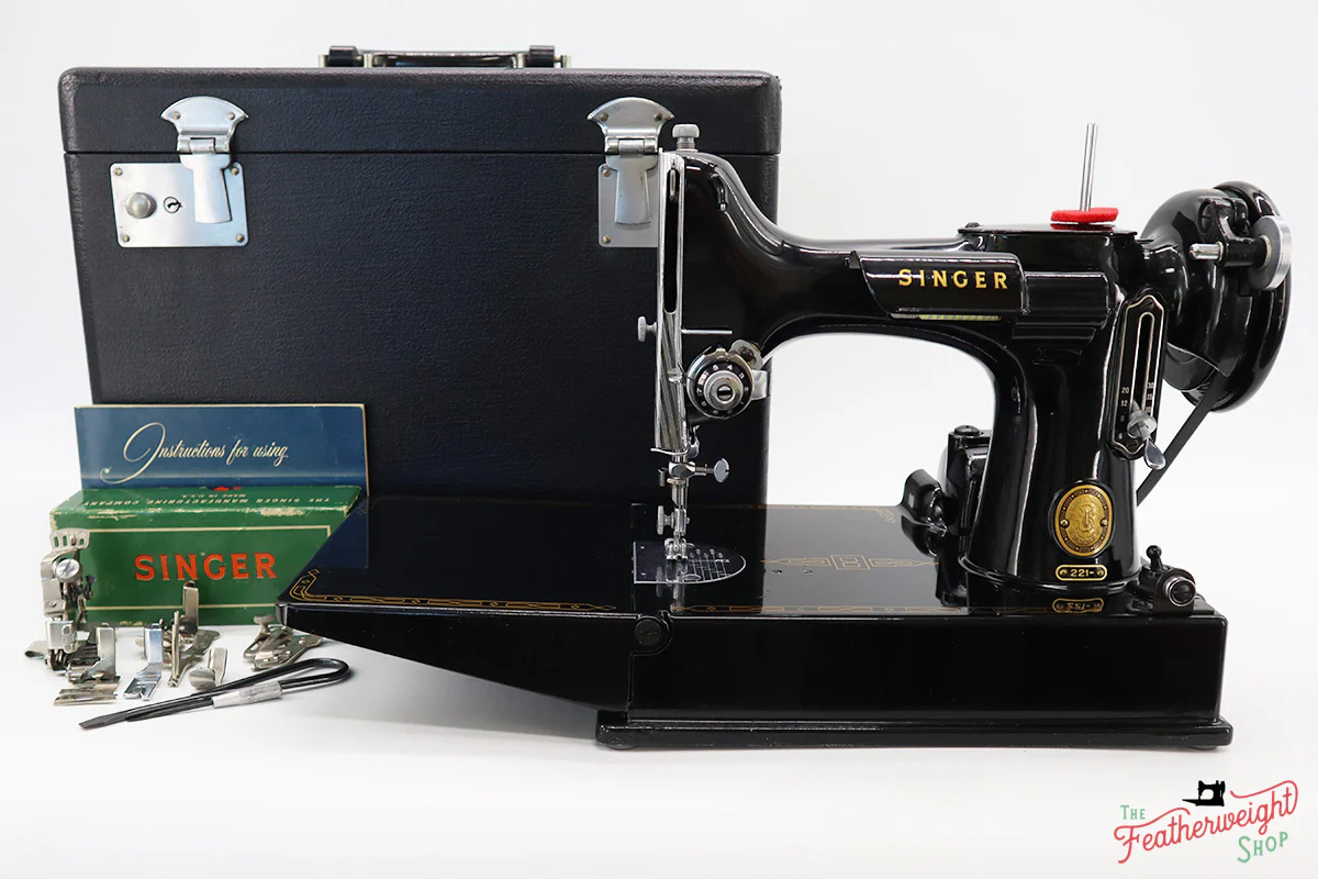 Singer Featherweight 221 Sewing Machine, AM155*** - Image 2