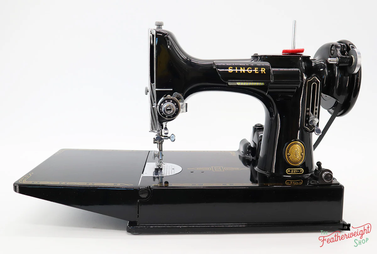 Singer Featherweight 221 Sewing Machine, AM155*** - Image 3