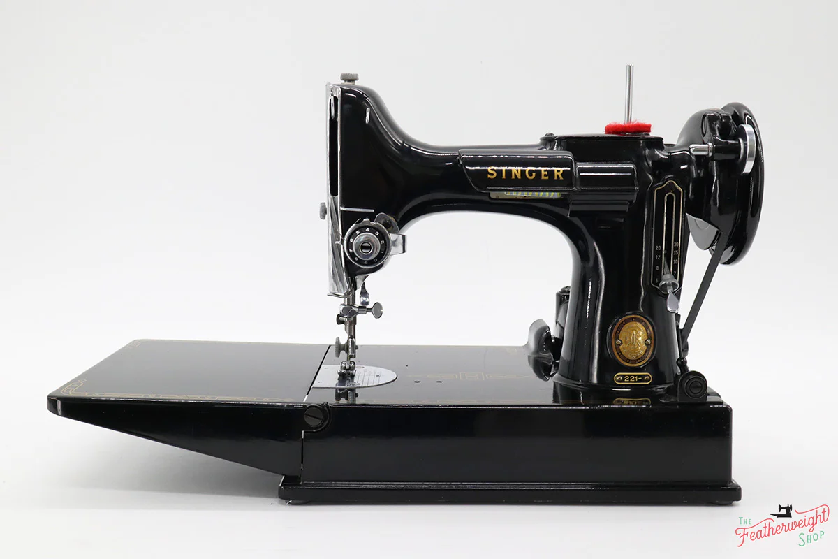 Singer Featherweight 221 Sewing Machine, AM156*** - Image 2