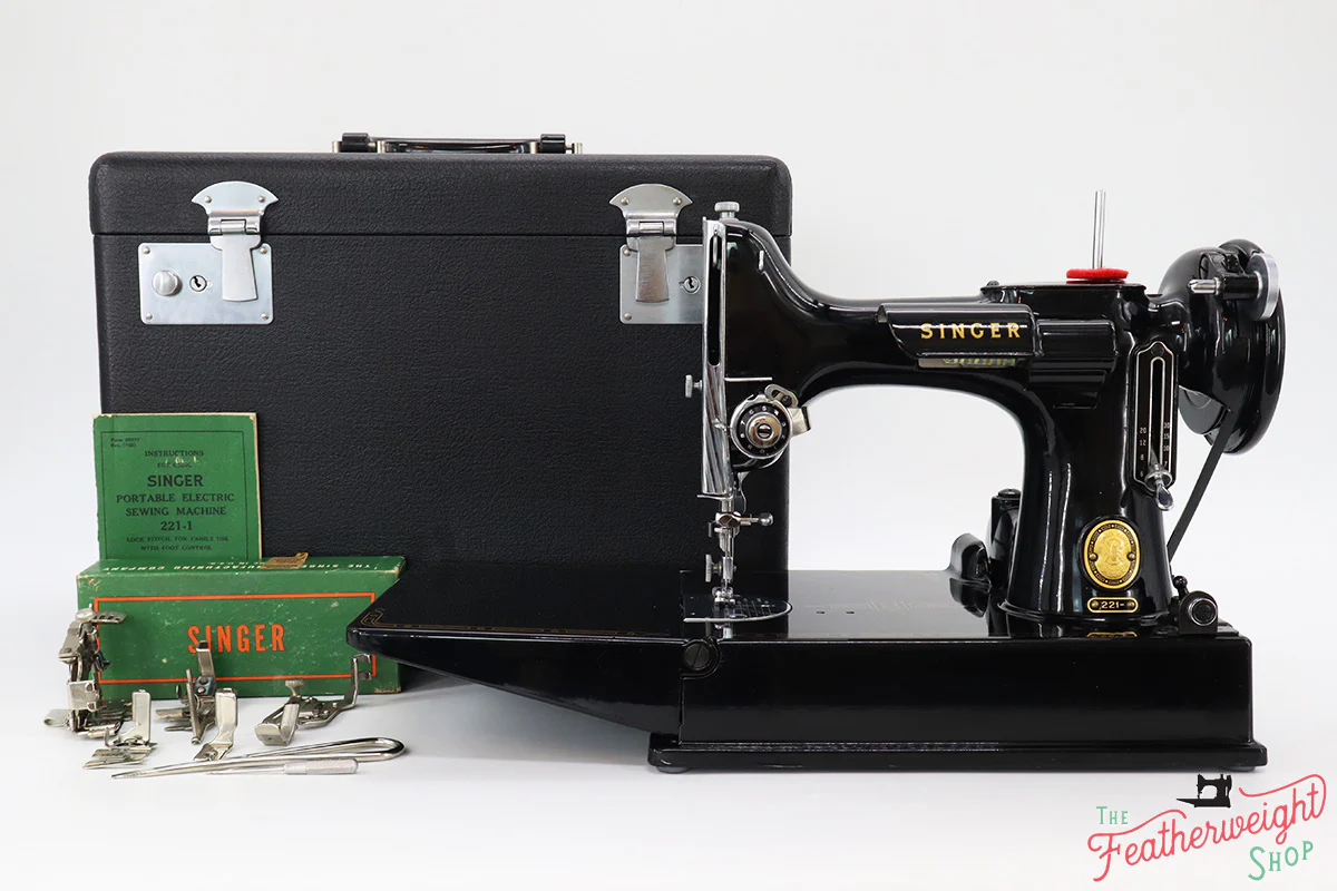 Singer Featherweight 221 Sewing Machine, AM1564** - Image 2