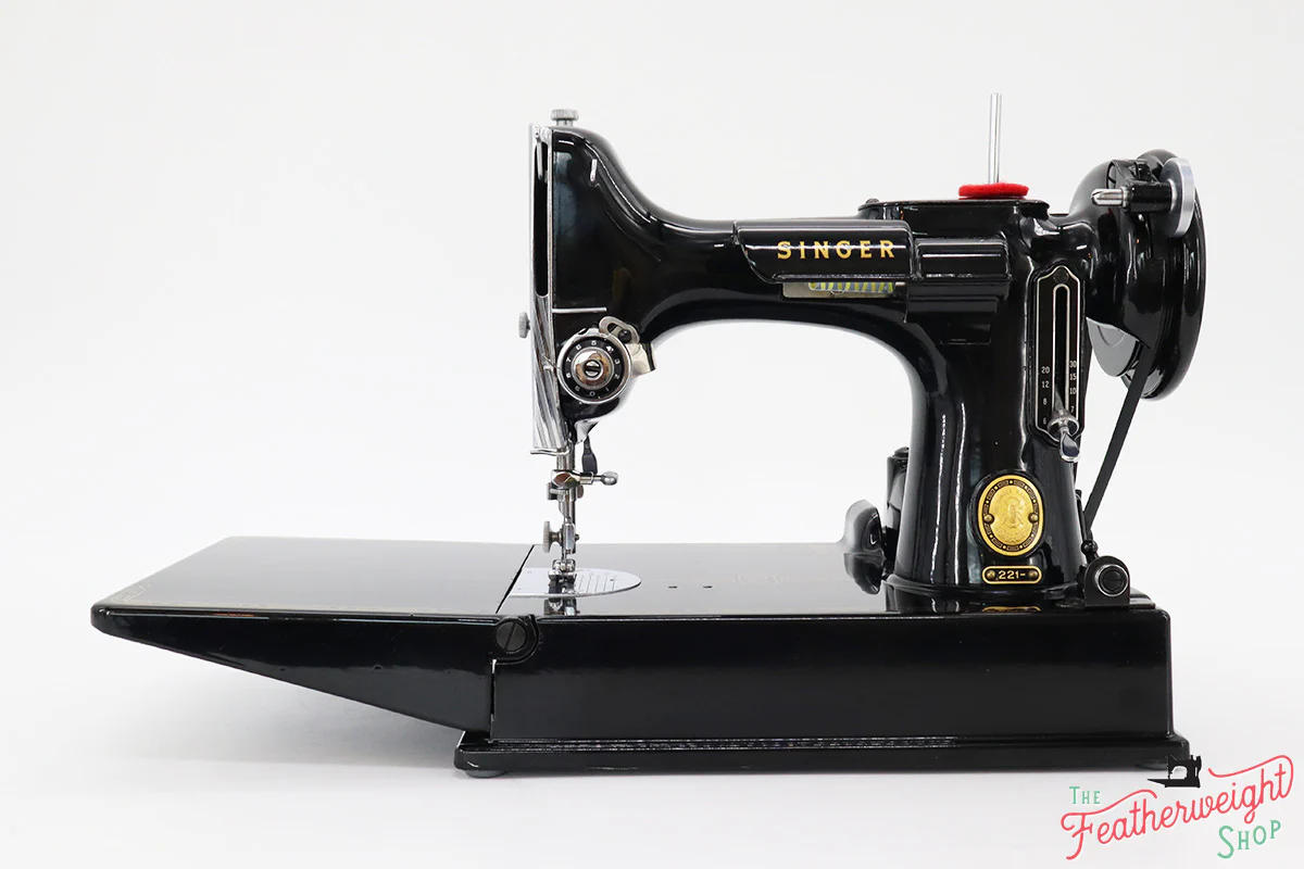 Singer Featherweight 221 Sewing Machine, AM1564** - Image 3