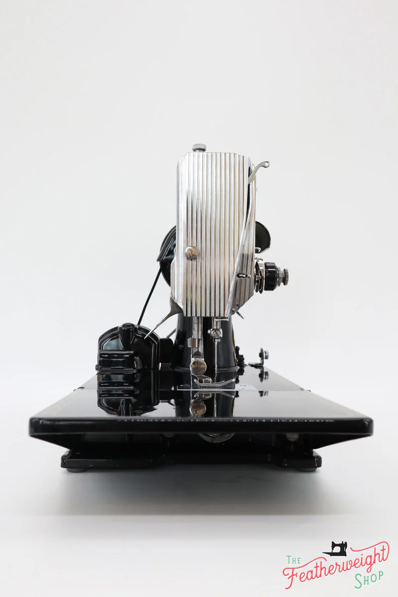 Singer Featherweight 221 Sewing Machine, AM1564** - Image 4