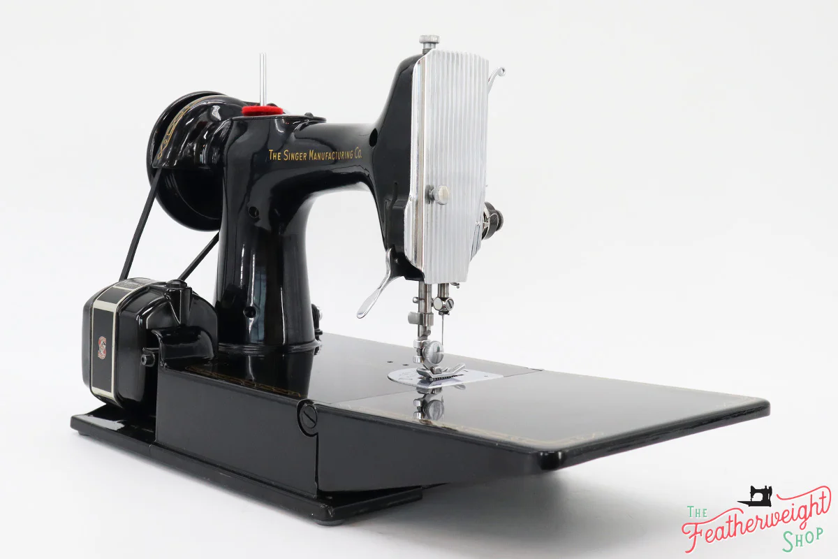 Singer Featherweight 221 Sewing Machine, AM1564** - Image 6
