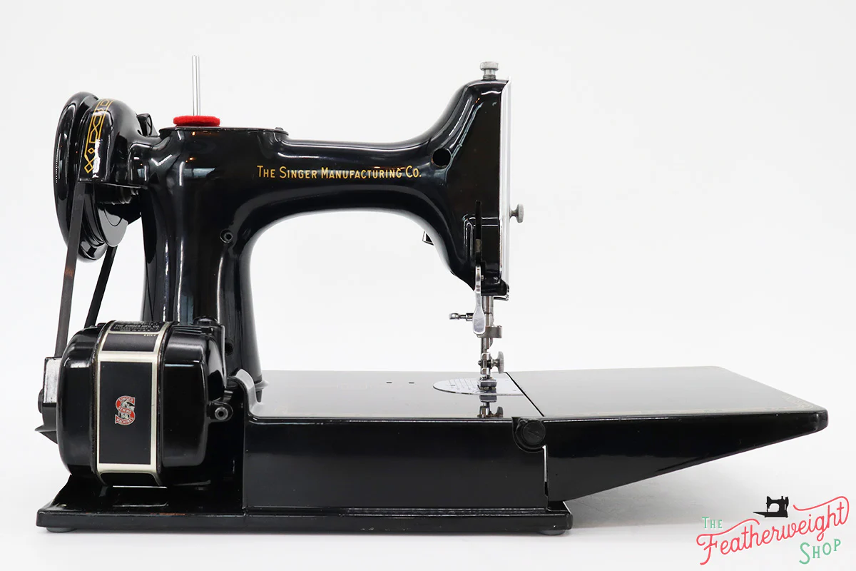 Singer Featherweight 221 Sewing Machine, AM1564** - Image 7