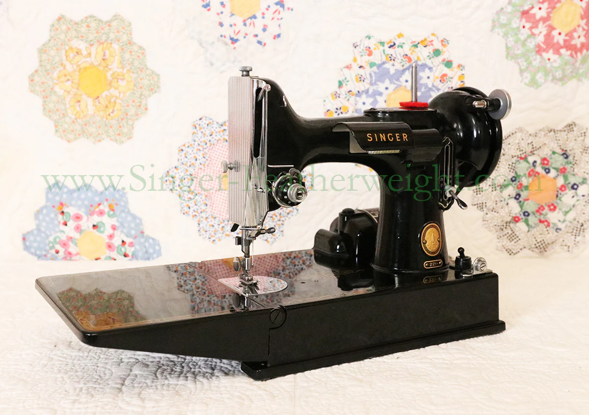 Singer Featherweight 221 Sewing Machine, AM161*** - Image 3