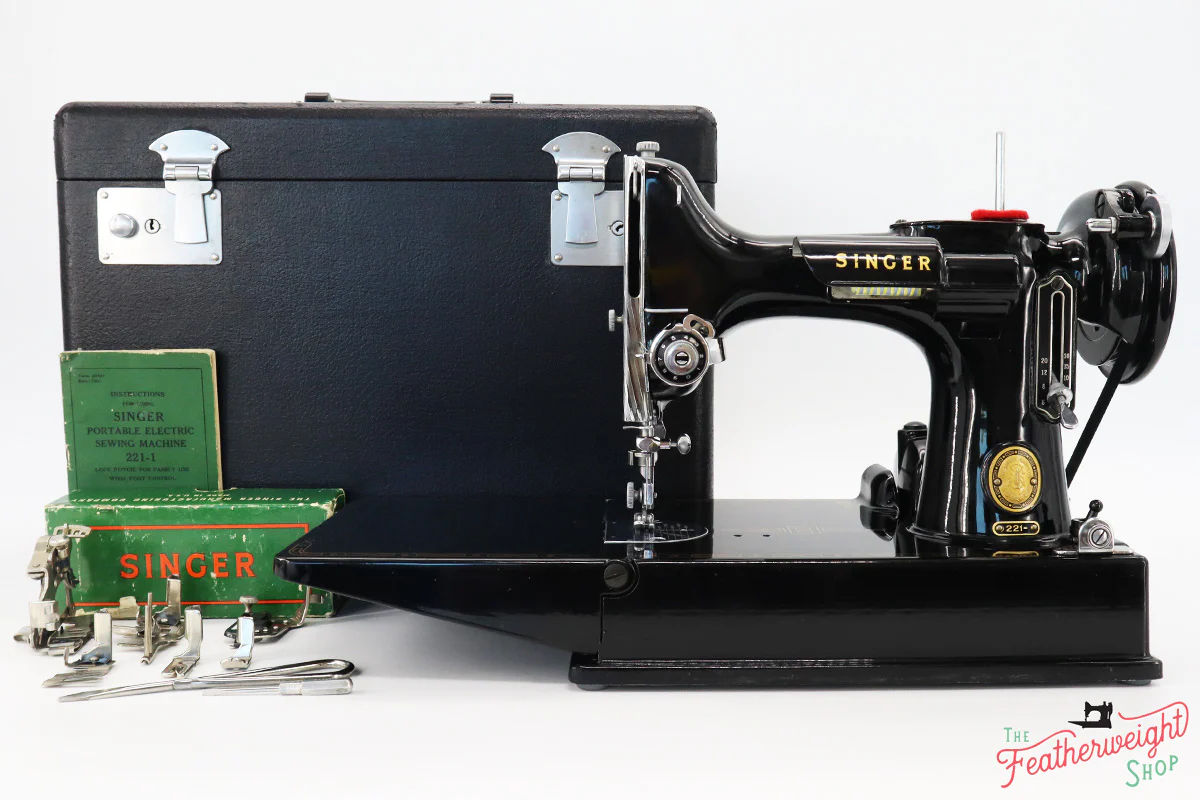 Singer Featherweight 221 Sewing Machine, AM172*** - Image 2