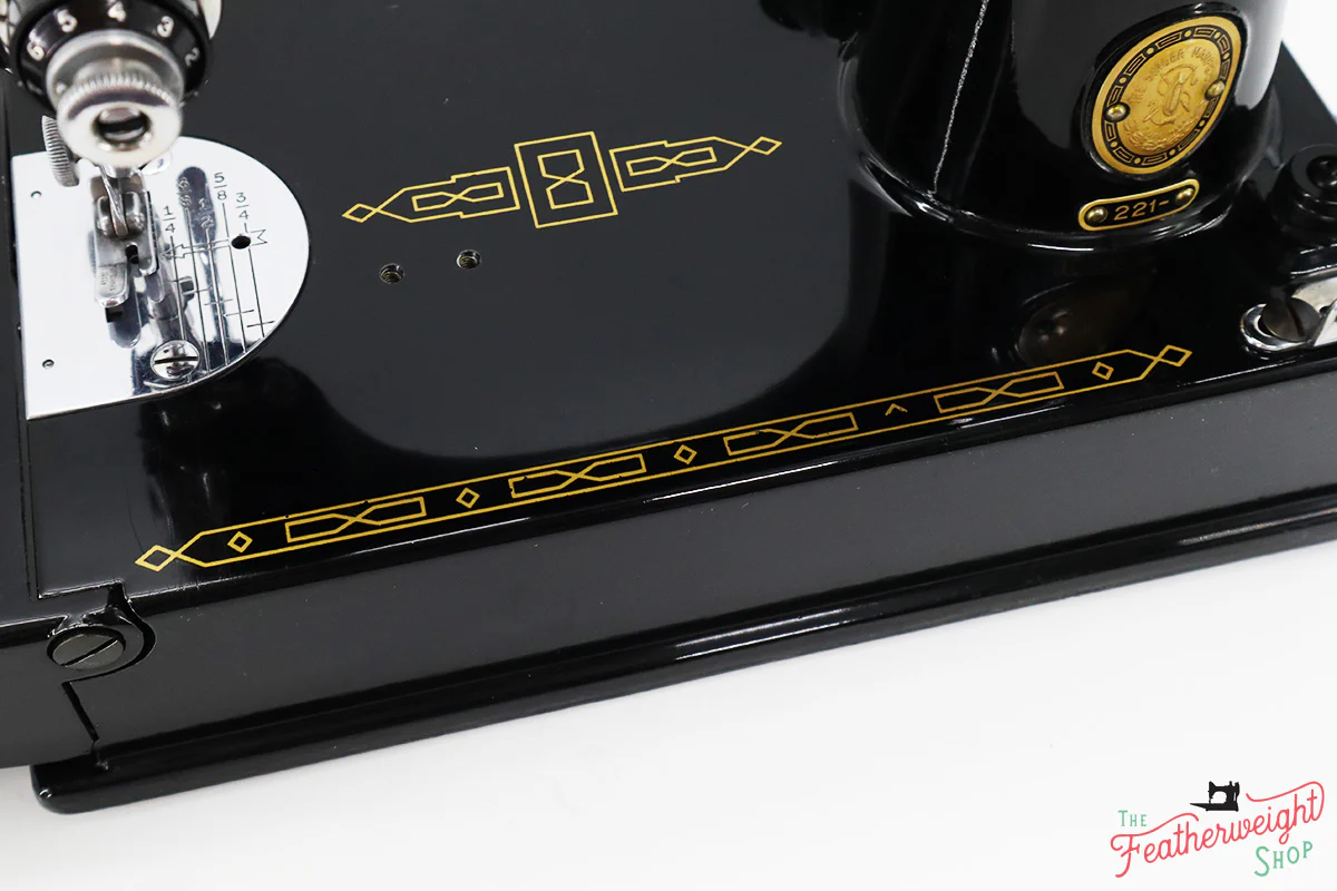 Singer Featherweight 221 Sewing Machine, AM172*** - Image 9