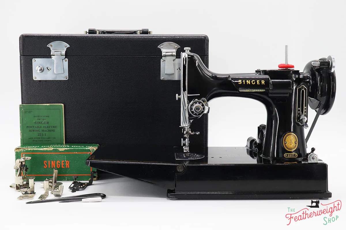 Singer Featherweight 221 Sewing Machine, AM177*** - Image 2