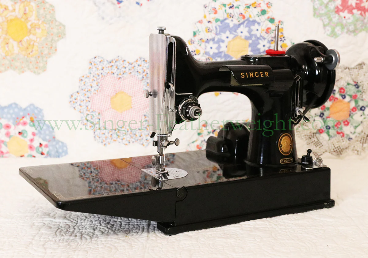 Singer Featherweight 221 Sewing Machine, AM186*** - Image 3