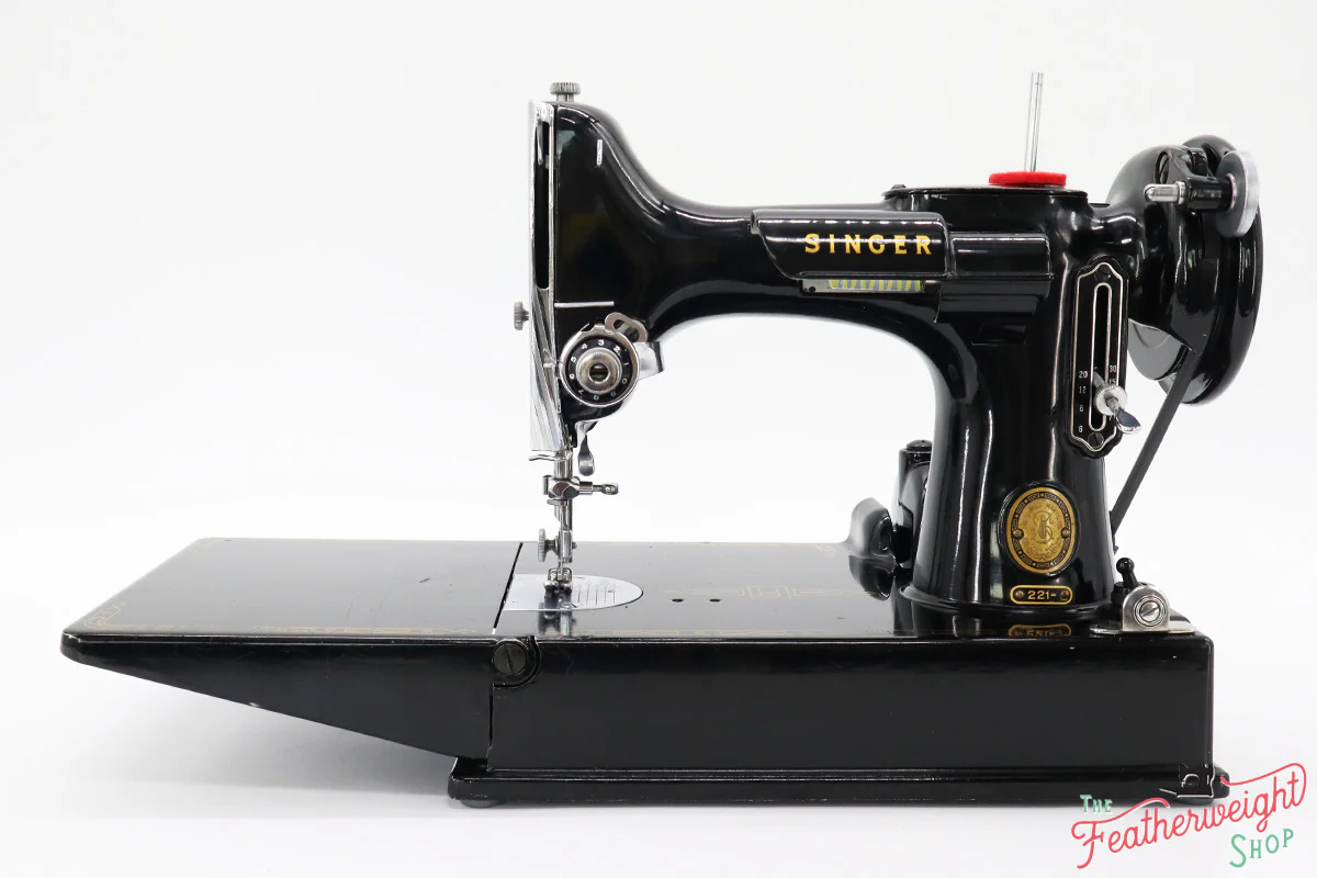 Singer Featherweight 221 Sewing Machine, AM1865** - Image 2
