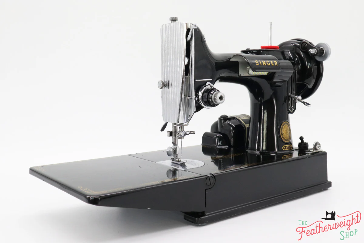 Singer Featherweight 221 Sewing Machine, AM1865** - Image 3