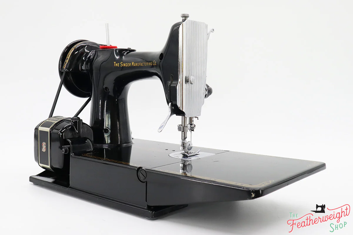 Singer Featherweight 221 Sewing Machine, AM1865** - Image 6
