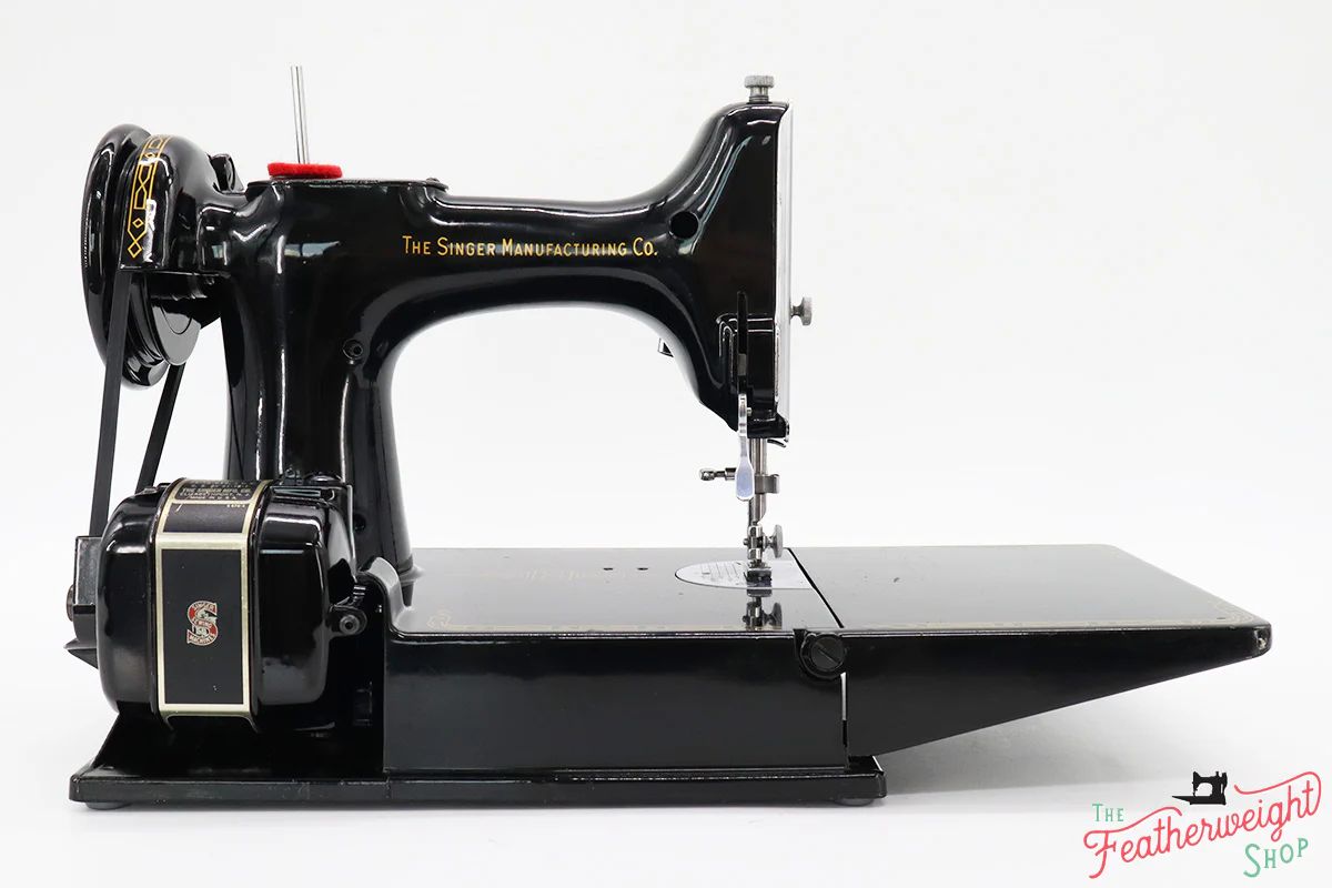 Singer Featherweight 221 Sewing Machine, AM1865** - Image 7