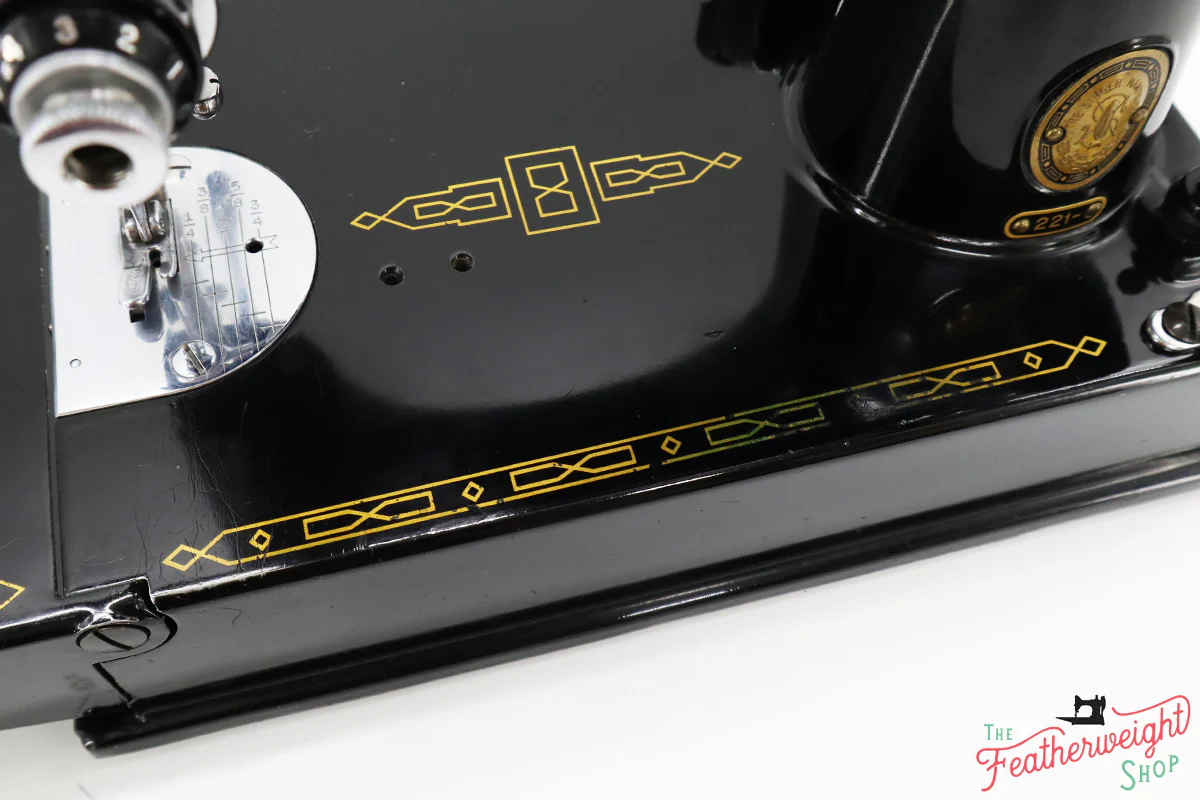 Singer Featherweight 221 Sewing Machine, AM1865** - Image 9