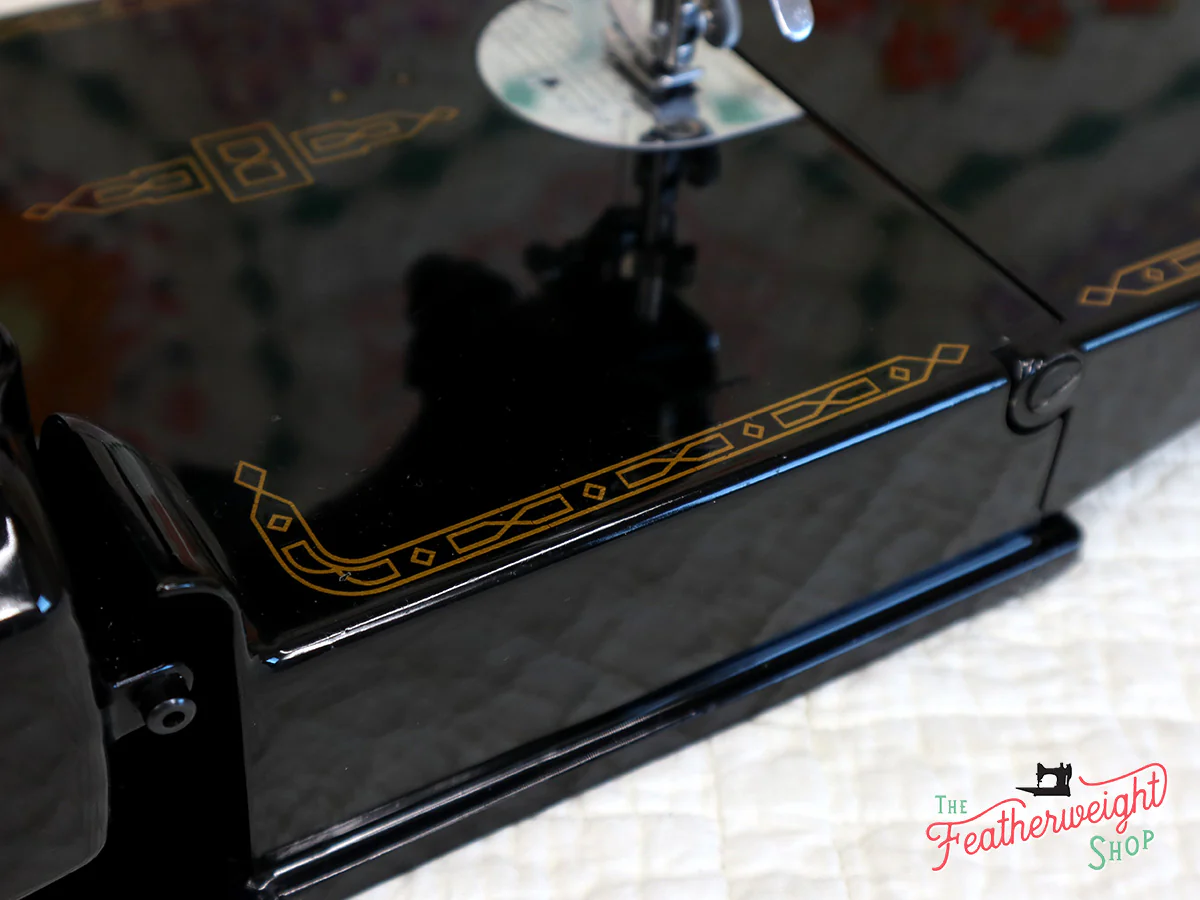 Singer Featherweight 221 Sewing Machine, AM372*** - Image 13