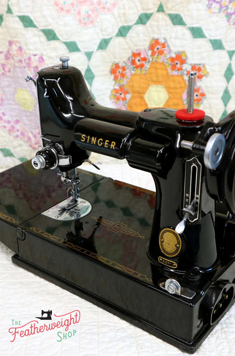 Singer Featherweight 221 Sewing Machine, AM372*** - Image 17