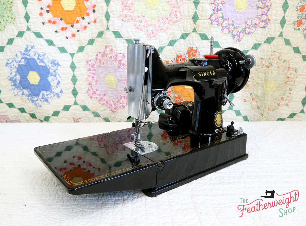 Singer Featherweight 221 Sewing Machine, AM372*** - Image 3
