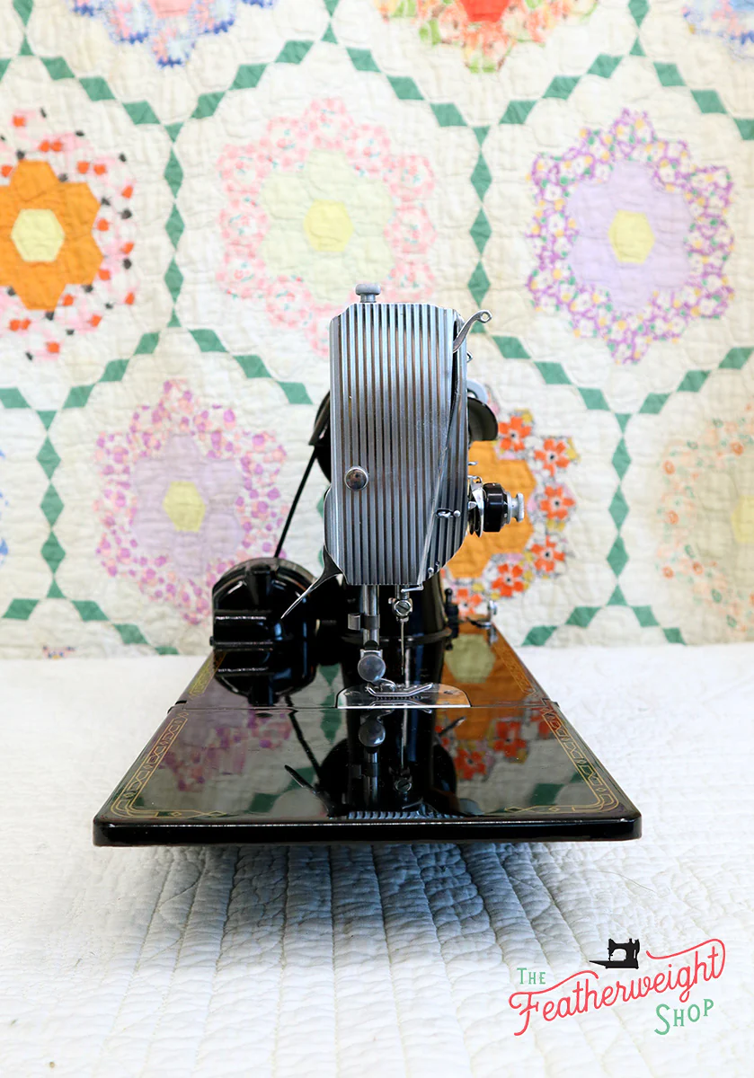 Singer Featherweight 221 Sewing Machine, AM372*** - Image 4