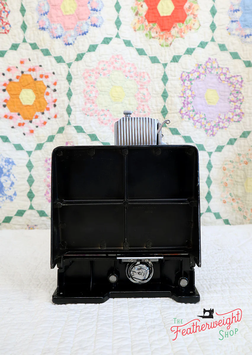 Singer Featherweight 221 Sewing Machine, AM372*** - Image 5
