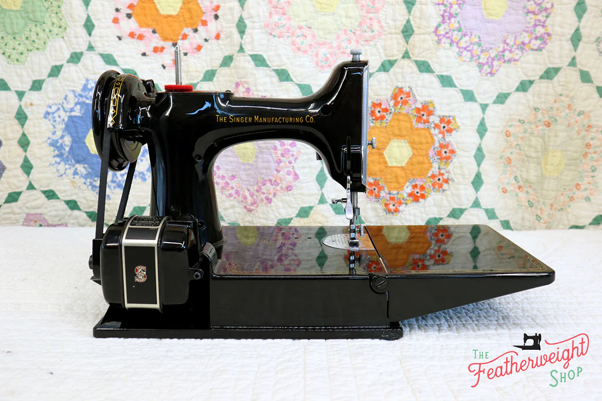 Singer Featherweight 221 Sewing Machine, AM372*** - Image 7
