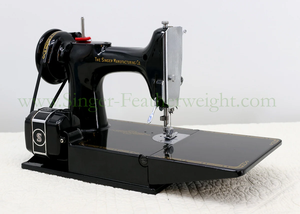 Singer Featherweight 221 Sewing Machine, AM404*** - Image 6