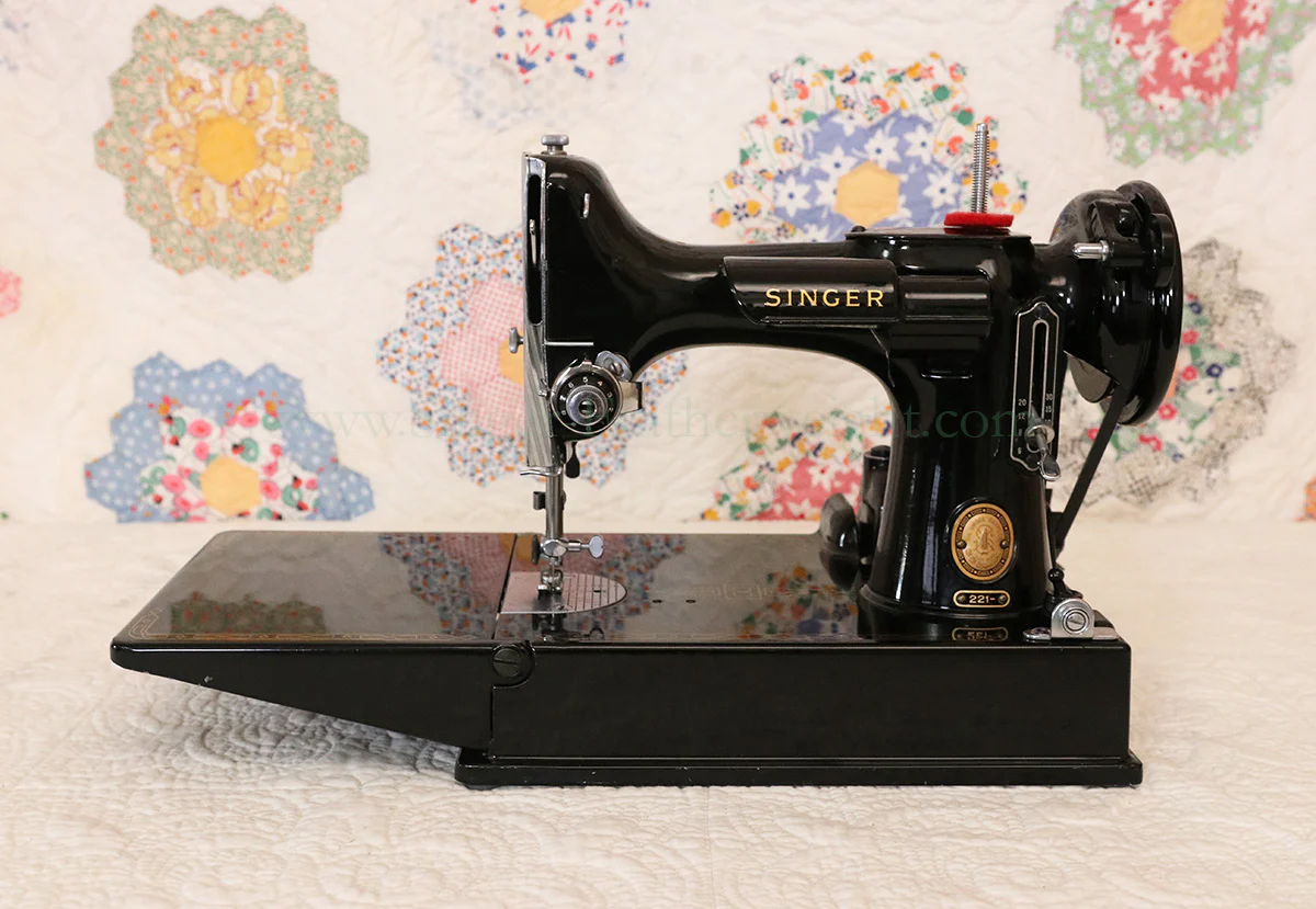 Singer Featherweight 221 Sewing Machine, AM408*** - Image 3