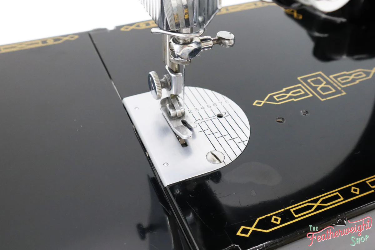 Singer Featherweight 221 Sewing Machine, AM688*** - Image 9