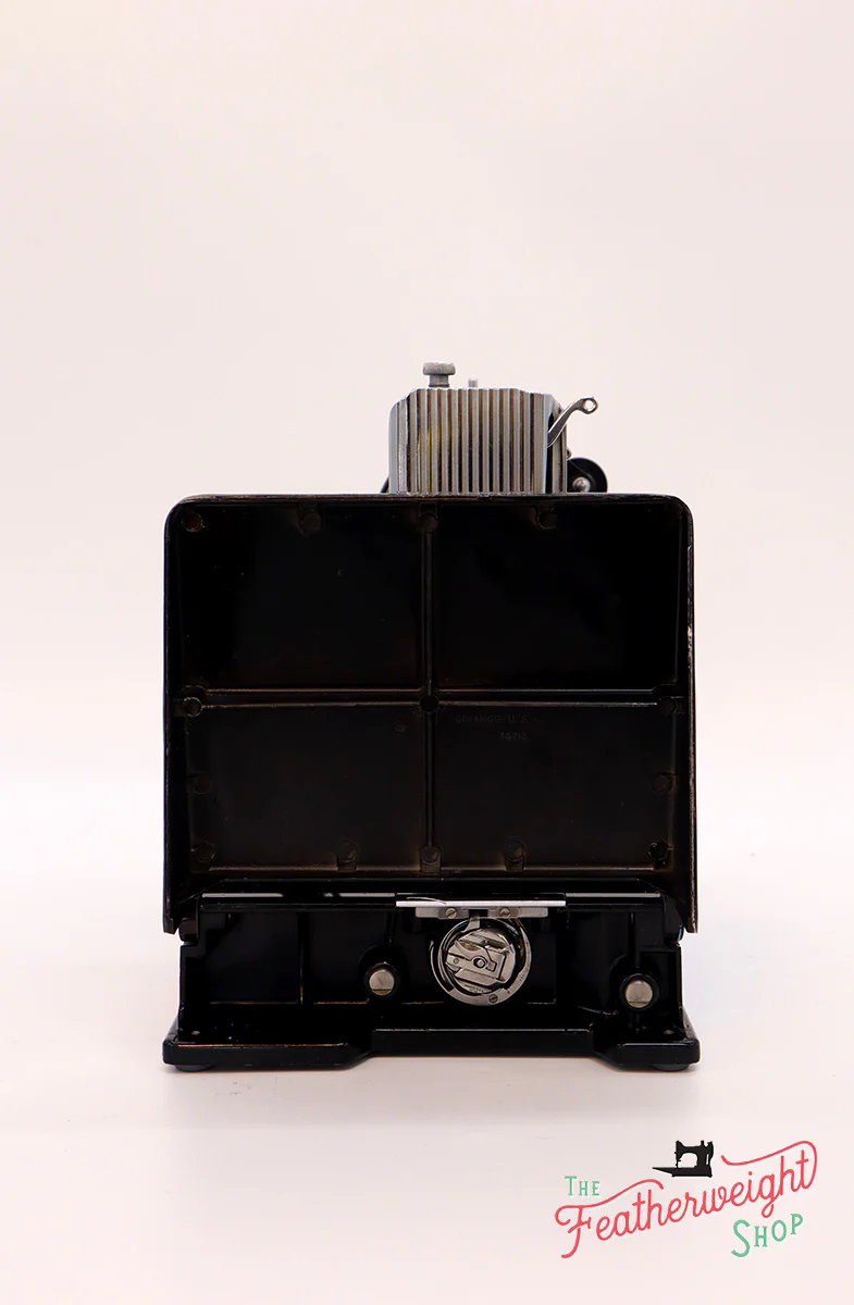 Singer Featherweight 221 Sewing Machine, AM693*** - Image 6