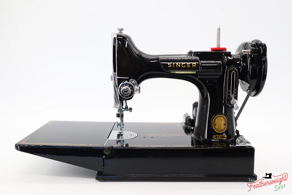 Singer Featherweight 221 Sewing Machine, AM699*** - Image 2