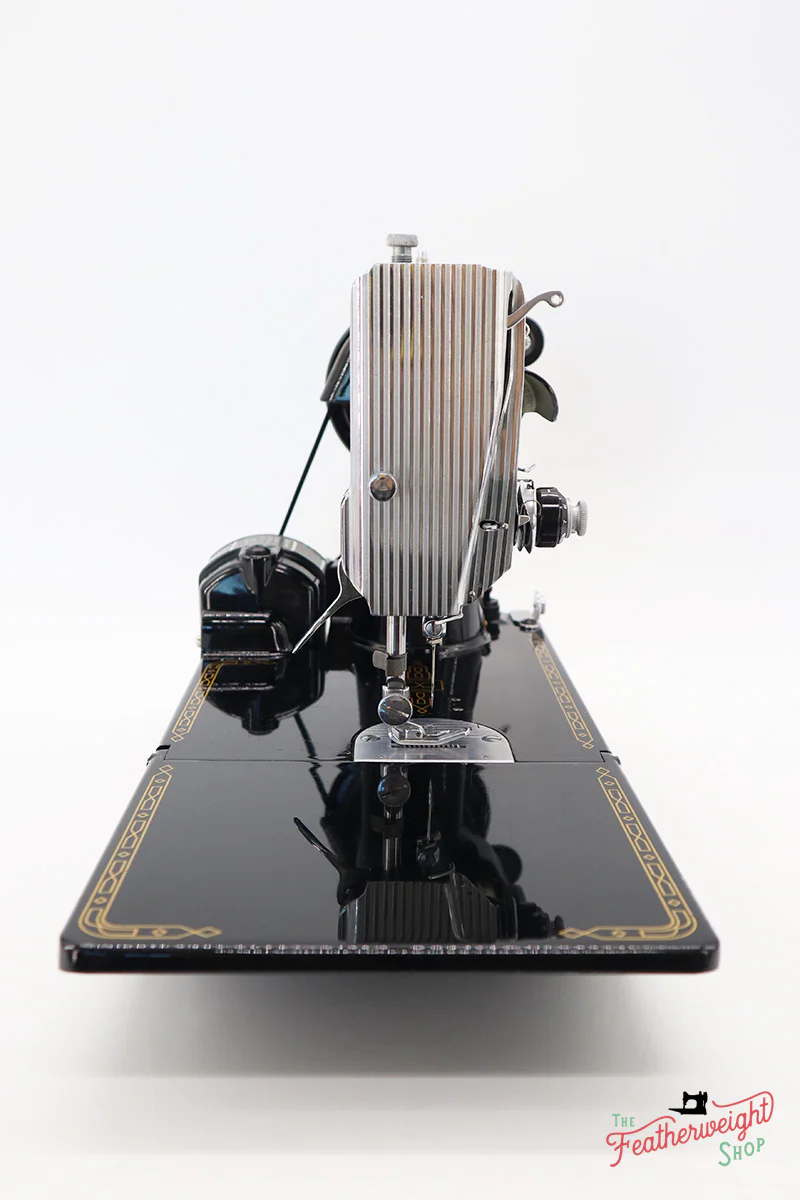 Singer Featherweight 221 Sewing Machine, AM699*** - Image 4