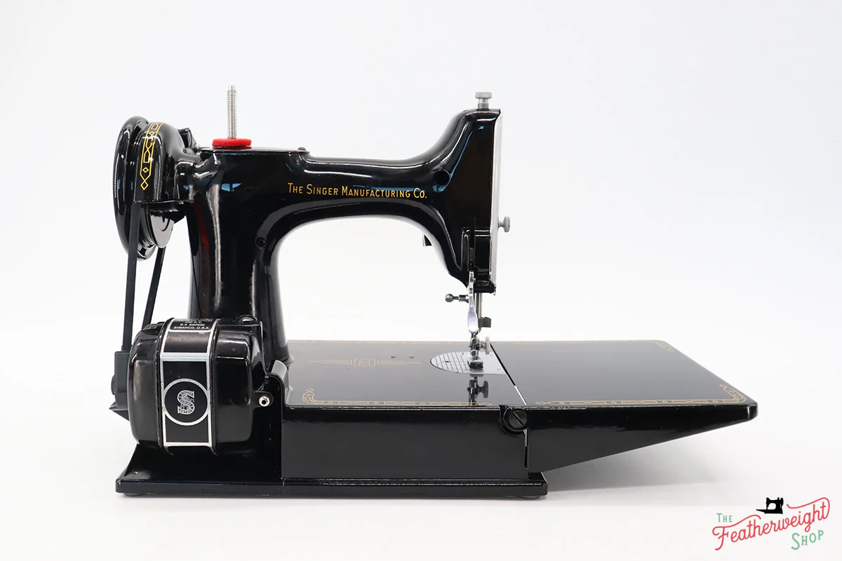 Singer Featherweight 221 Sewing Machine, AM699*** - Image 6