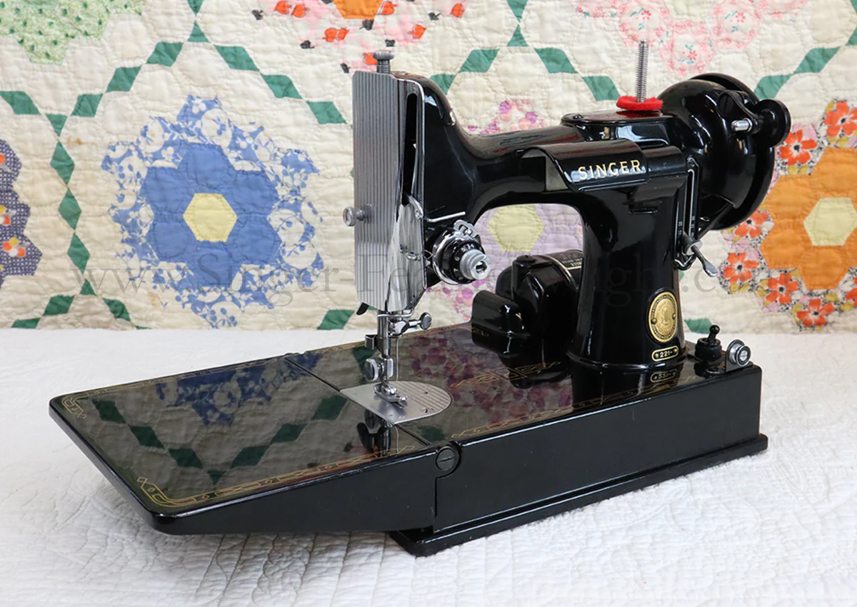 Singer Featherweight 221 Sewing Machine, AM776*** - Image 3