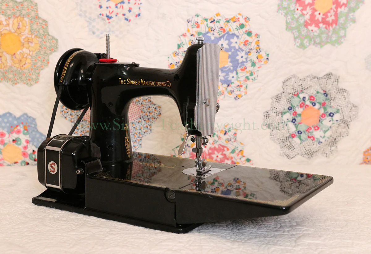 Singer Featherweight 221 Sewing Machine, Centennial: AJ930*** - Image 6