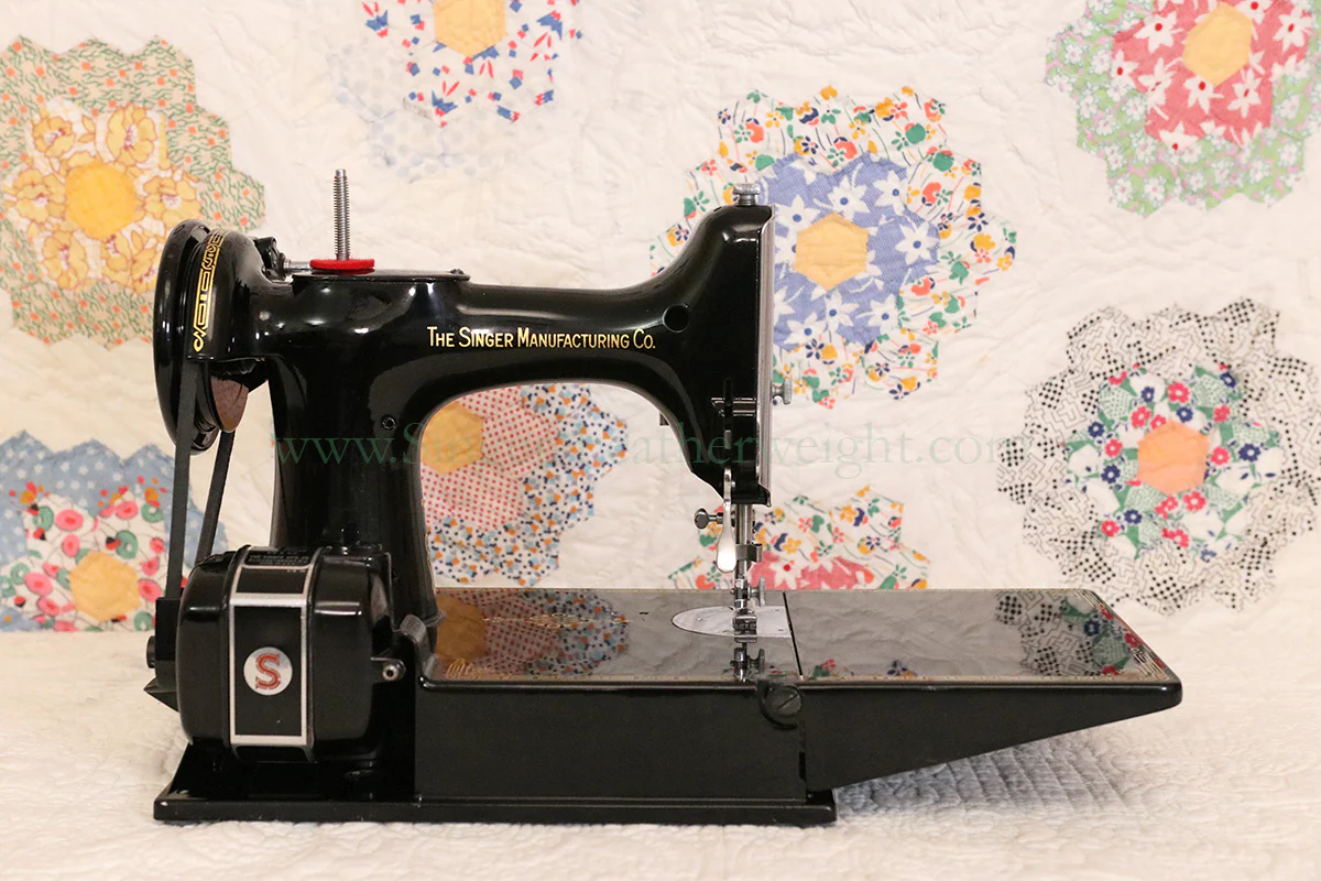 Singer Featherweight 221 Sewing Machine, Centennial: AJ930*** - Image 7