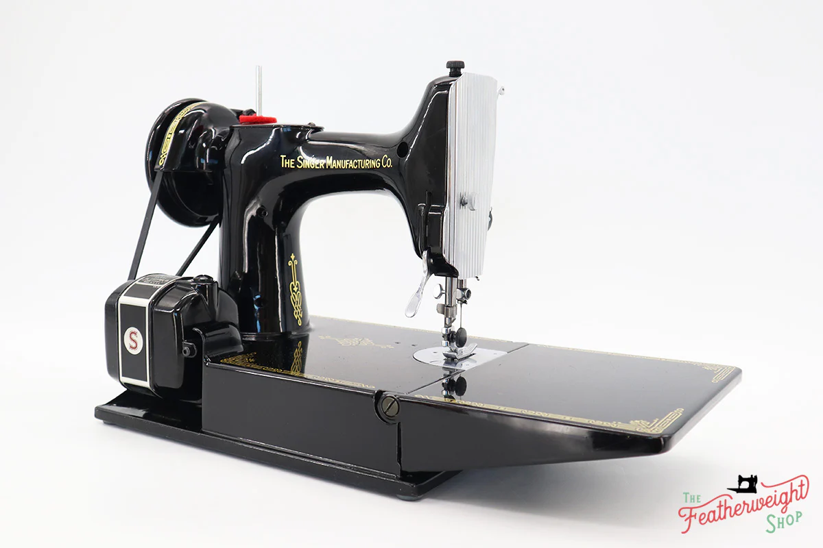 Singer Featherweight 221 Sewing Machine, Centennial: AK421*** - Image 5